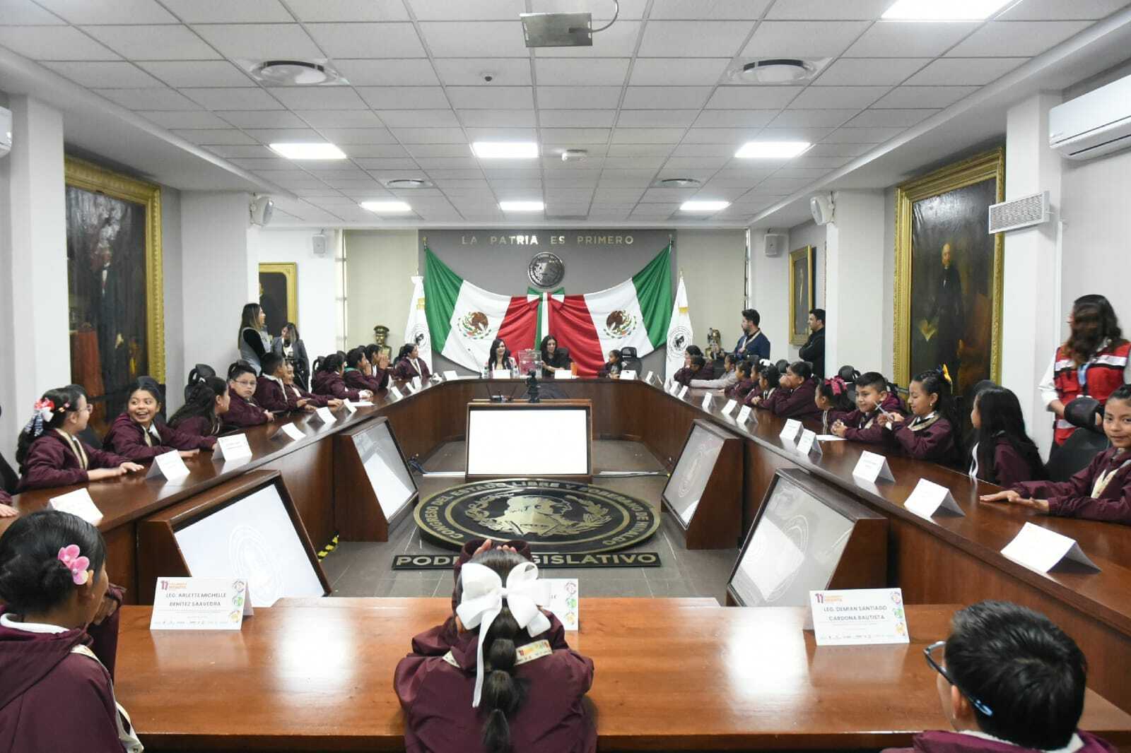 Legisladores del Parlamento Infantil durante la toma de protesta en el Congreso