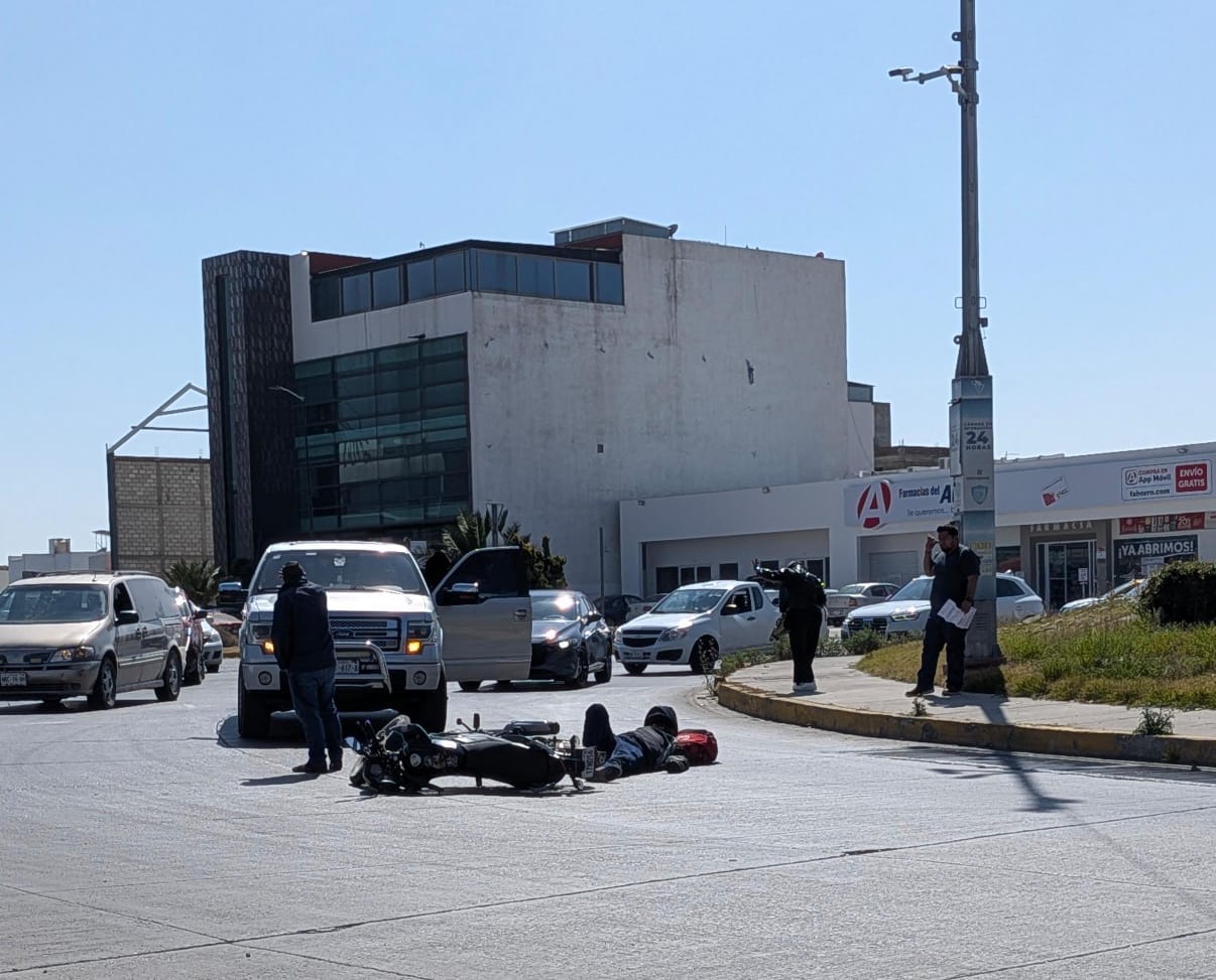 Elementos policiacos resguardan el área del accidente en Pachuca.