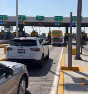 Comienzan a pasar los autos rumbo a la capital del país