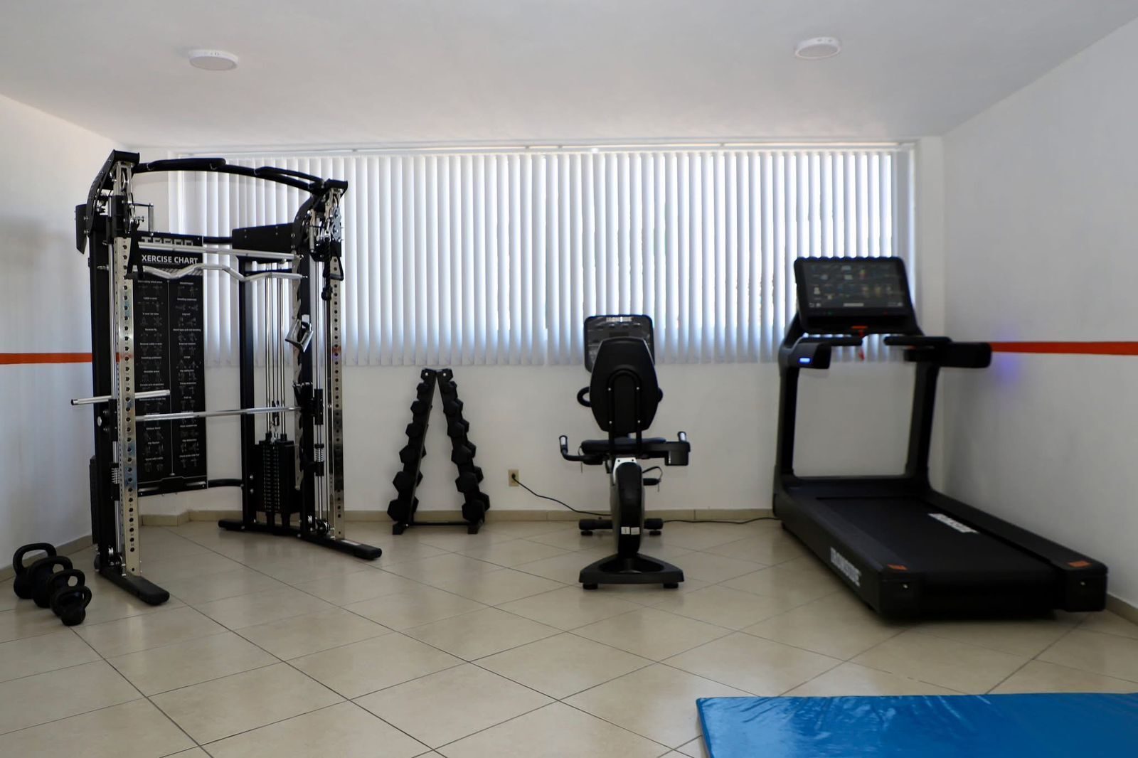 La modernización incluyó adecuaciones en espacios de fisioterapia, reorganización de cubículos y la instalación de equipo médico avanzado