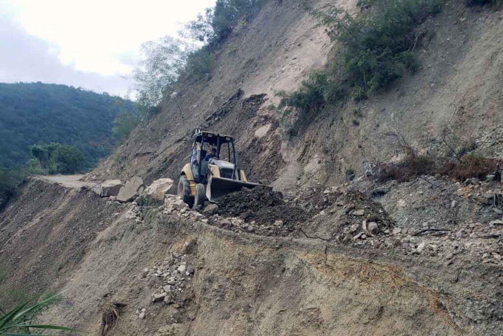 De los 359 caminos afectados por derrumbes, 352 ya fueron liberados —220 totalmente y 132 de forma parcial— mientras que siete permanecen cerrados