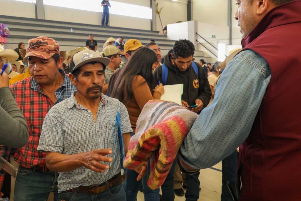 Se entregaron apoyos, insumos y herramientas para la población damnificada por las lluvias.