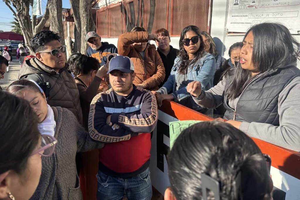 En la primaria Francisco I. Noble, los padres de familia piden la restitución de un docente