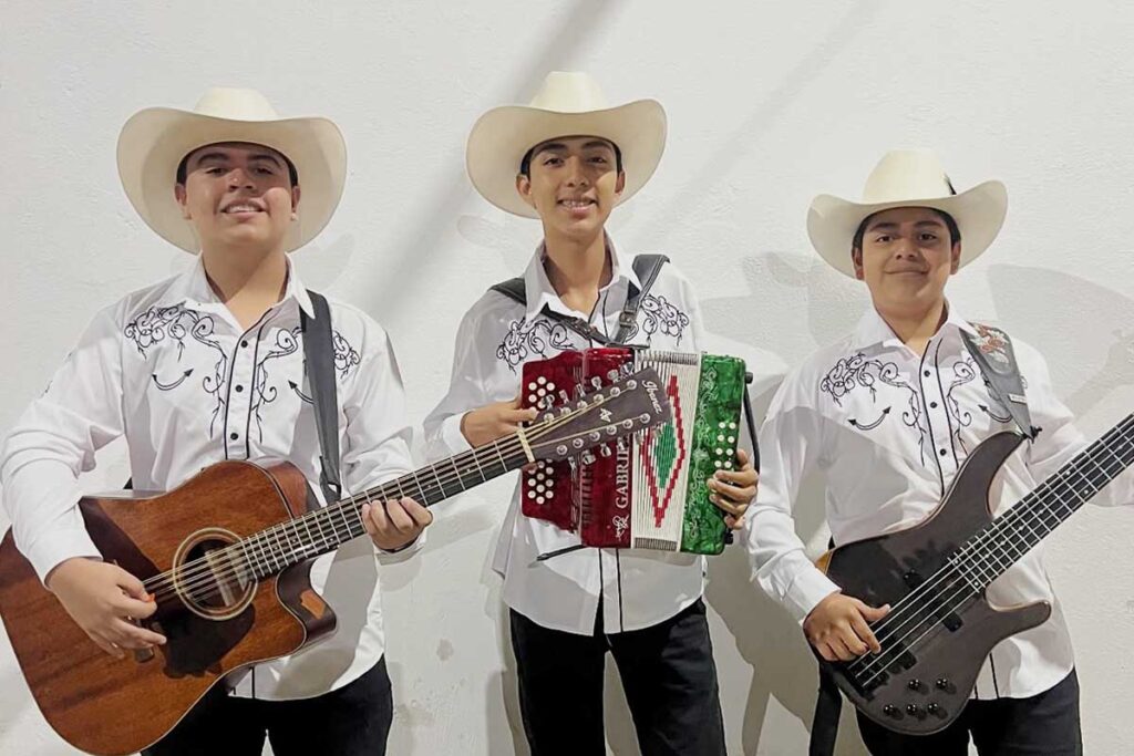 En cada ensayo, en cada acorde y en cada sueño de grandeza, estos tres jóvenes demuestran que, con fe, amor y resiliencia se puede llegar lejos.