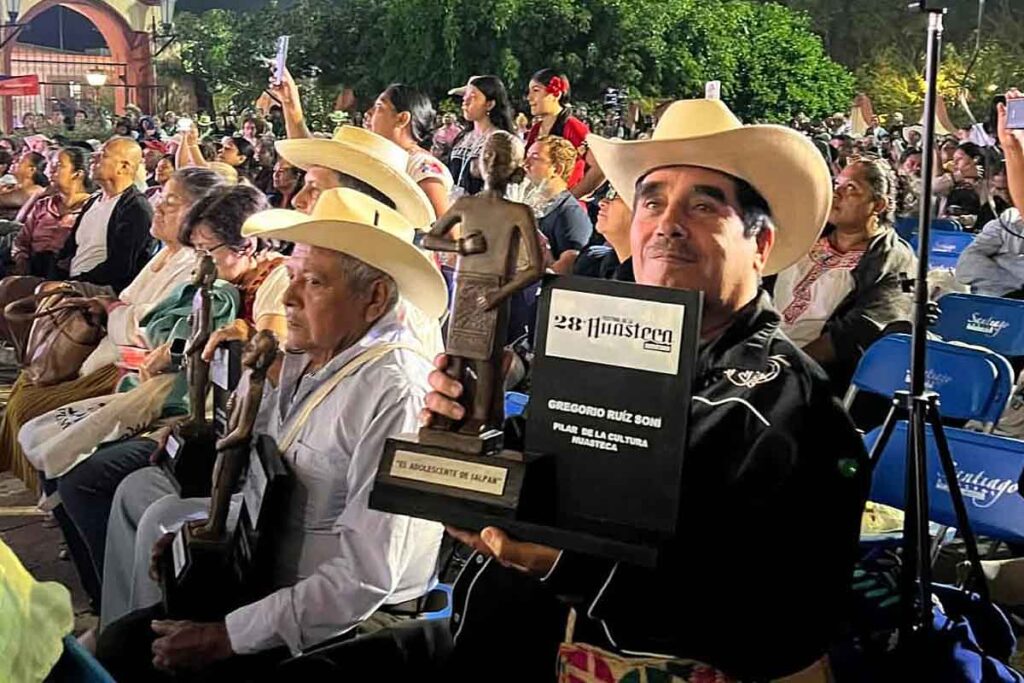 Gregorio Ruiz se ha dedicado a enseñar a niñas, niños y jóvenes de San Felipe Orizatlán