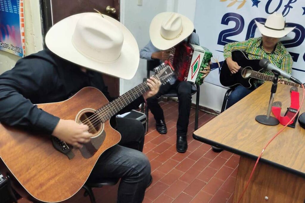 El género musical que interpreta Clave FAR son el norteño y sierreño, lo que los ubica dentro del regional mexicano 