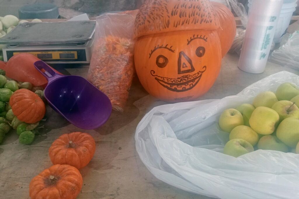 La calabza pequeña se vendió en 100 el kilo, pues además de decoración, es utilizada para dulces y otros platillos