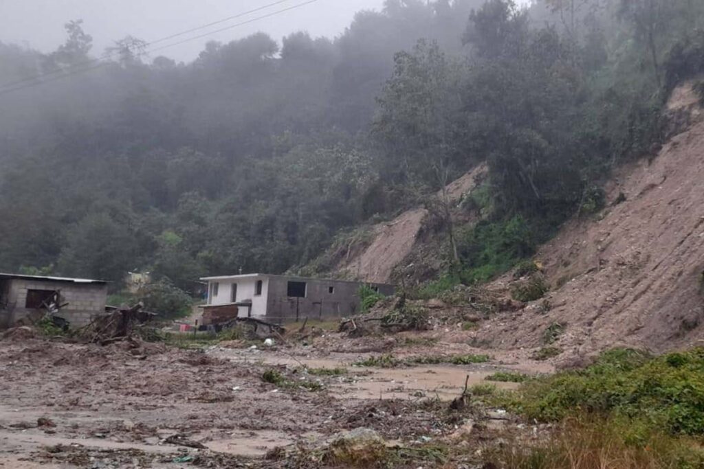 En la colonia Tizapán, los deslaves y las lluvias afectaron decenas de viviendas y cobraron la vida de tres personas
