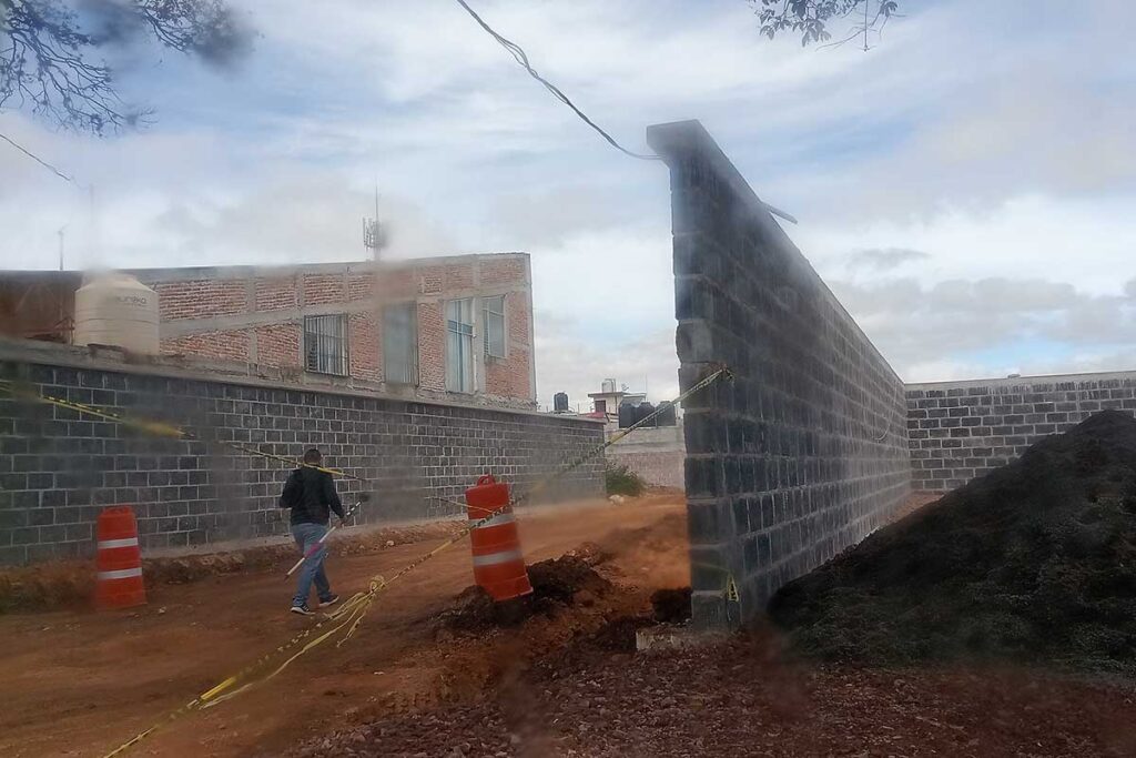 El anterior gobierno de Tulancingo le autorizó construir sobre el canal que cruza la avenida Plan de Ayala en su intersección con la calle Higo, de la colonia Medias Tierras