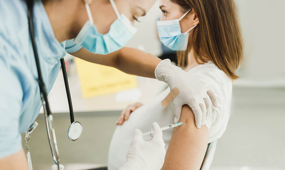 Puesto de vacunación instalado por la Secretaría de Salud en Hidalgo durante la temporada invernal