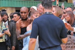 Cynthia Erivo intervino de inmediato para separar al hombre que irrumpió en el área restringida y tomó del brazo a Ariana Grande durante el estreno asiático de Wicked: For Good