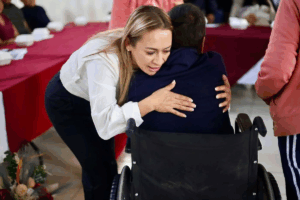 La alcaldesa Tania Valdez encabezó la entrega de más de 200 tarjetas para pacientes renales, con el objetivo de digitalizar el apoyo y evitar largas filas en la recepción del recurso mensual