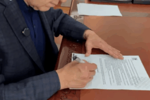 A pocos días del cierre del plazo, el mandatario explicó que la baja participación en la recolección de firmas muestra la dificultad del proceso y la urgencia de simplificarlo para futuras administraciones.