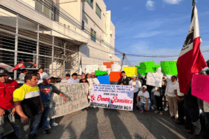 Habitantes de Actopan realizaron un plantón afuera de los juzgados en Pachuca para exigir la liberación del regidor Omar Ramírez, denunciando irregularidades en su detención y fallas en la actuación policial