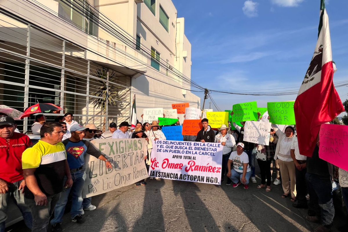 Habitantes de Actopan realizaron un plantón afuera de los juzgados en Pachuca para exigir la liberación del regidor Omar Ramírez, denunciando irregularidades en su detención y fallas en la actuación policial