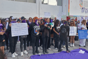 Activistas feministas realizaron un performance en la CDHEH para visibilizar la violencia de género y denunciar que el blindaje en el centro de Pachuca impidió la marcha del 25N