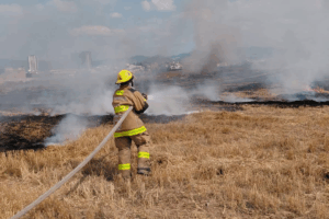 El siniestro fue atendido oportunamente por Bomberos de Pachuca, quienes mantienen acciones de enfriamiento en el área afectada