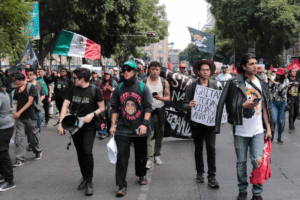 Aunque la movilización avanzó sin incidentes por Reforma, al llegar al Zócalo surgieron enfrentamientos entre encapuchados y personal que resguardaba Palacio Nacional