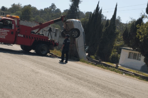 Tras inspeccionar el sitio, policías estatales solicitaron el apoyo de una grúa para extraer el vehículo, que quedó completamente abandonado después de la volcadura