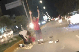 El cruce frente a la agencia automotriz donde ocurrió el atropellamiento permanece oscuro y sin infraestructura segura; estudiantes piden un puente peatonal para garantizar su integridad al transitar