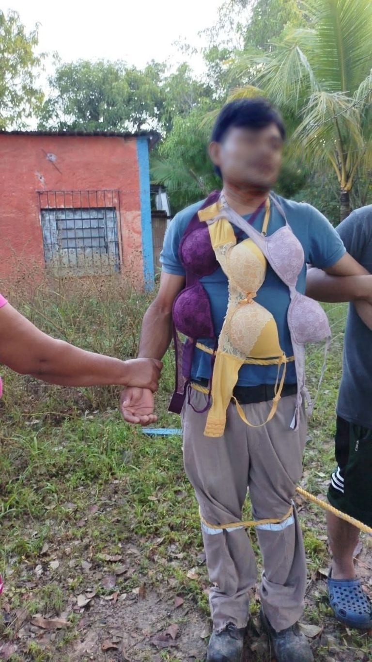 El sujeto fue detenido por vecinos mientras intentaba robar brasieres en Oteapan