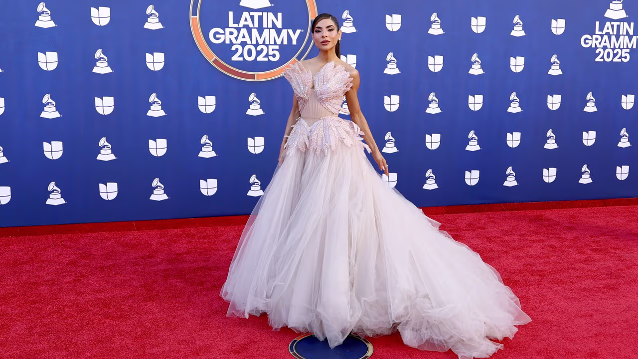 Artistas internacionales desfilaron por la alfombra roja en el inicio de los Grammy Latinos 2025