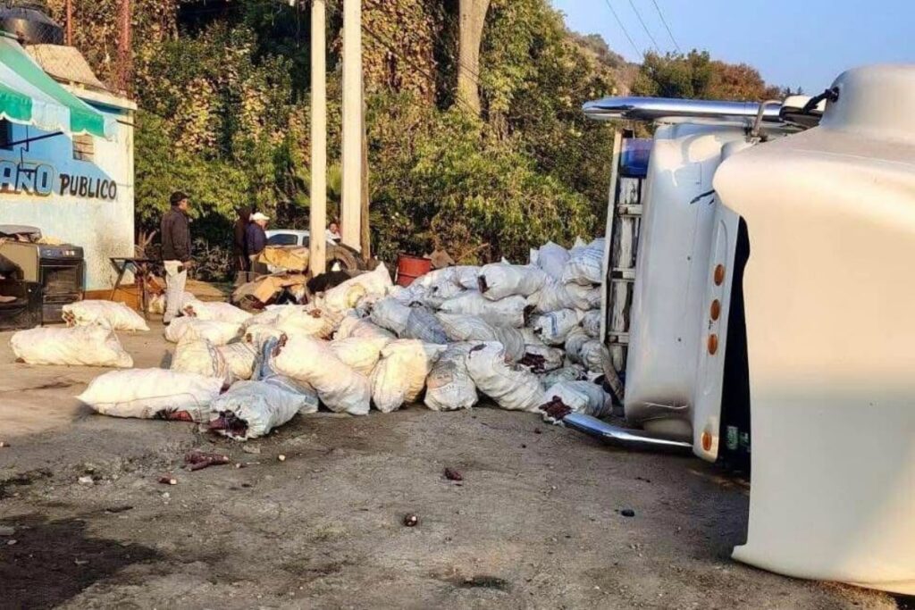 Mañana tensa en la México-Querétaro: Tráiler volcó cerca de comercios cercanos
