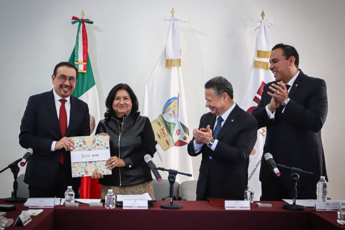 El gobernador de Hidalgo, Julio Menchaca Salazar, estuvo presente en la entrega del informe | Foto: Especial
