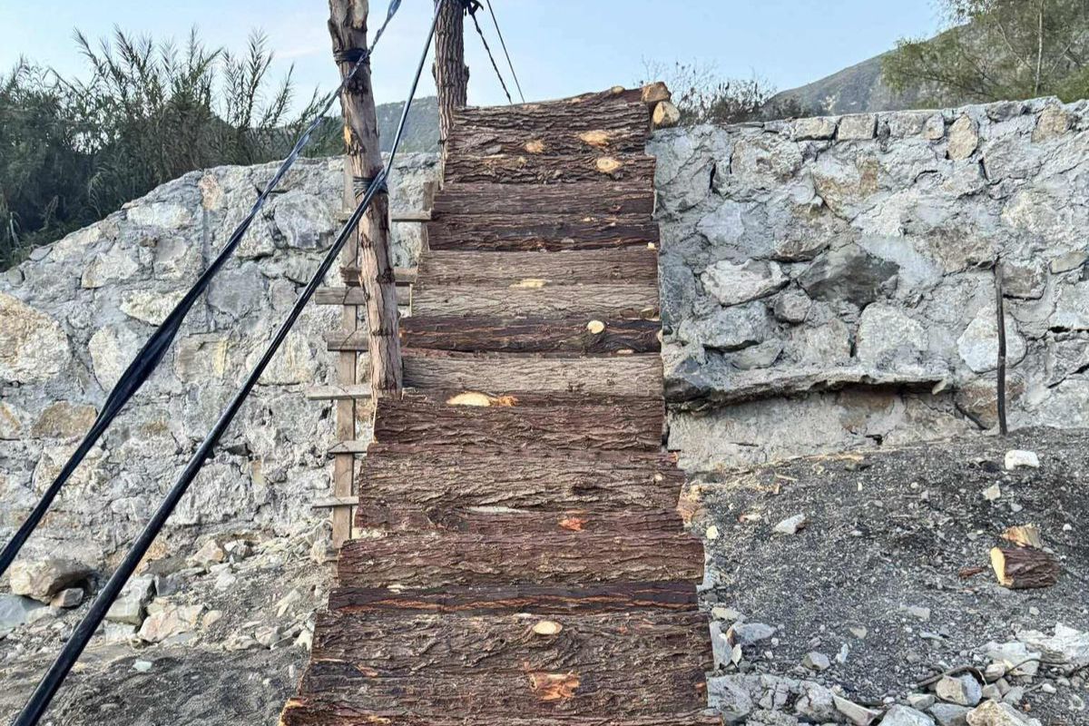 Pobladores acusaron que el puente está en malas condiciones, pues solo se colocaron palos para permitir el paso | Foto: Martha Sáenz