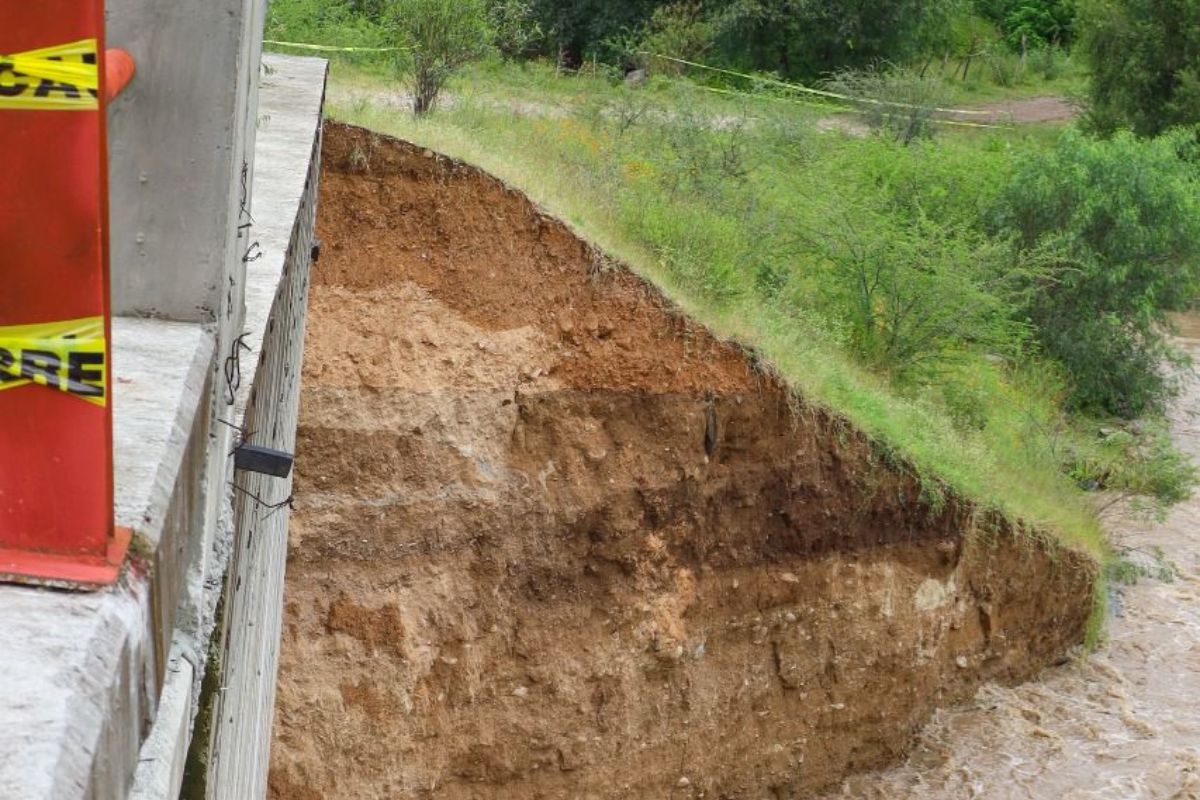El ayuntamiento rellenó con tepetate parte del puente vehicular para permitir el paso parcial | Foto: Martha Sáenz