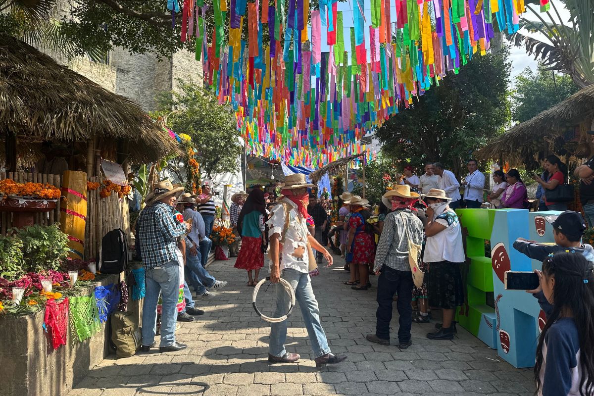 La fiesta se vive con ofrendas, música, baile y recuerdos | Foto: Carmen Hernández