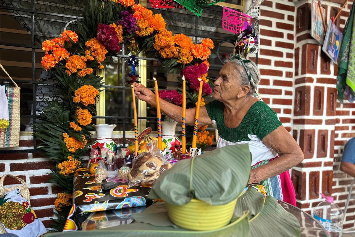 Se colocan ofrendas para los seres queridos y para las ánimas solas | Foto: Carmen Hernández
