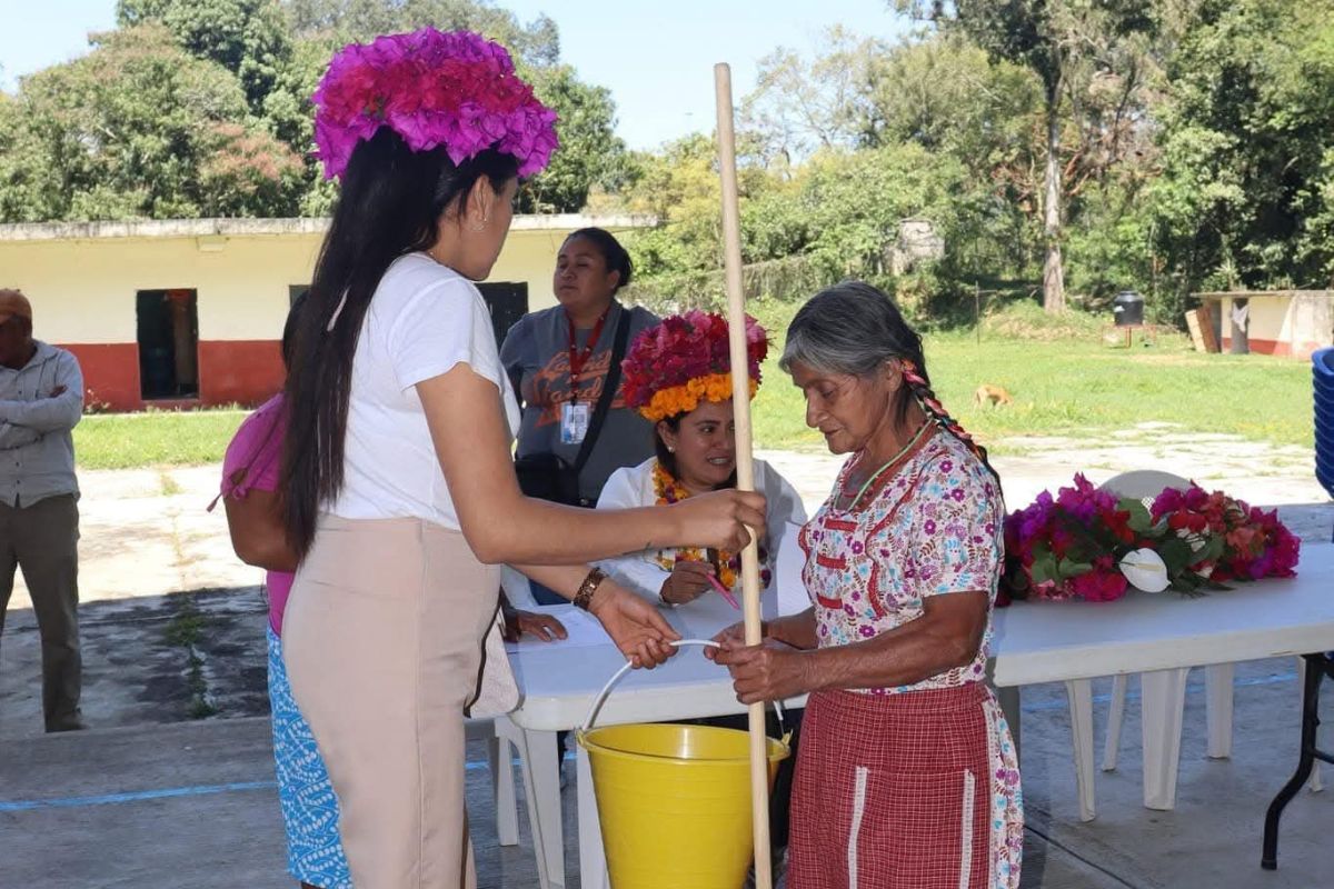 La alcaldesa de Xochiatipan, Érika Hernández Ramírez, percibe un ingreso mensual bruto de 67 mil 729 pesos | Foto: Especial