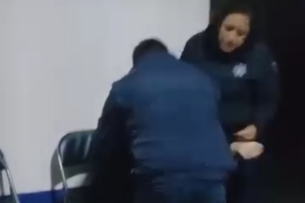 En el video, se ve cómo dos oficiales auxilian al director de Seguridad| Especial