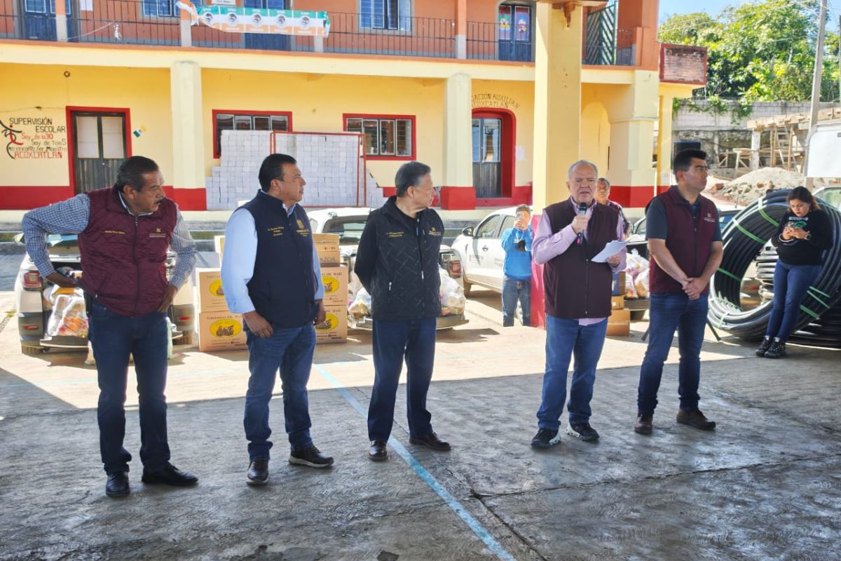 Las autoridades estatales realizaron una gira de trabajo por las comunidades Acahuaxco, en Tepehuacán, y Hueyapa, en Tlanchinol | Foto: Salomón Hernández