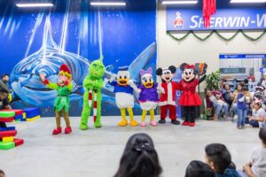 Personajes como Santa Claus y el Grinch convivieron con los asistentes en Plaza Chavarría.