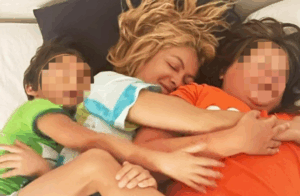 A pesar de sus dificultades, Paulina Rubio sigue adelante con su carrera artística, como lo demuestra su música