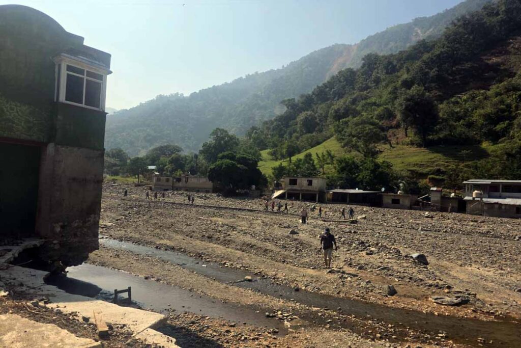Hace dos meses los vecinos de Chapula se quedaron sin nada, luego del que el río se desbordara y al menos 20 deslaves de cerros sepultaran en poblado