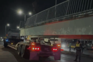 Las maniobras en Pachuca se llevaron a cabo durante la madrugada con apoyo de grúas y cierres parciales.