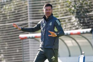 El entrenador habló con Florentino Pérez para asumir el momento crítico y reforzar la confianza en el proyecto.