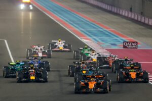Mientras Norris y Verstappen libran su propia batalla, el australiano apenas fue P11 en la segunda práctica.