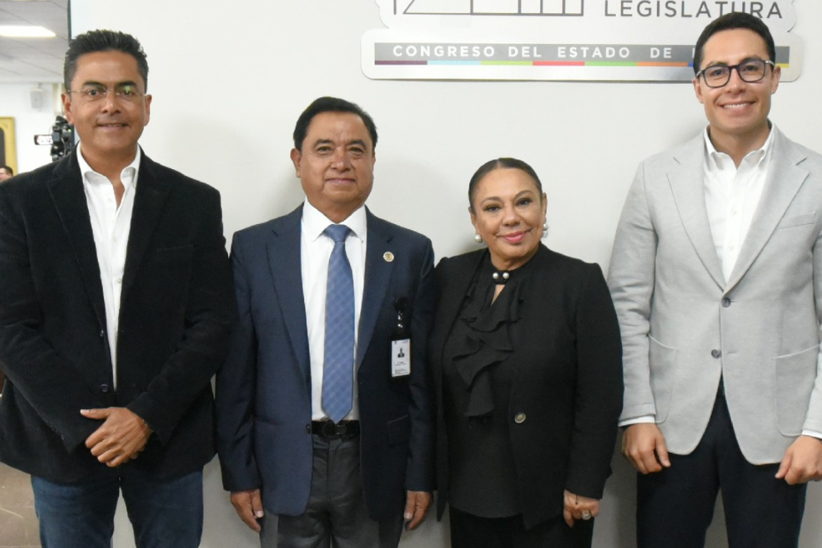 Alcaldes y secretarios generales asisten a la toma de protesta de enlaces legislativos.