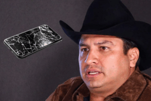 El cantante de ranchero Julión Álvarez interrumpe su presentación para pedir que dejen de lanzar celulares al escenario.