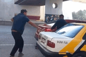 La riña entre un taxista y un automovilista en el puente atirantado de Pachuca dejó dos personas heridas.