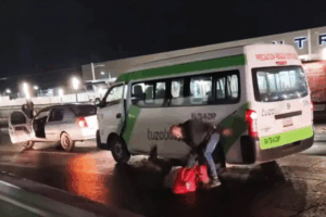 El chofer de la urvan alimentadora del Tuzobús fue agredido por un automovilista en Pachuca tras un altercado vial.