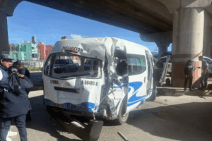 La colisión entre una urvan de transporte público y un tráiler en el bulevar Nuevo Hidalgo dejó dos muertos y varios heridos.