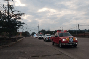 Automovilistas circulan con precaución ante las Carreteras Bloqueadas por el paso de peregrinos.