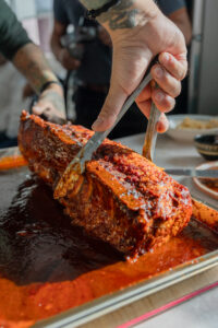El uso del hierro fundido define su identidad culinaria y técnica.