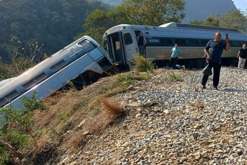 Equipo de rescate en labores tras el incidente del Tren Interoceánico 