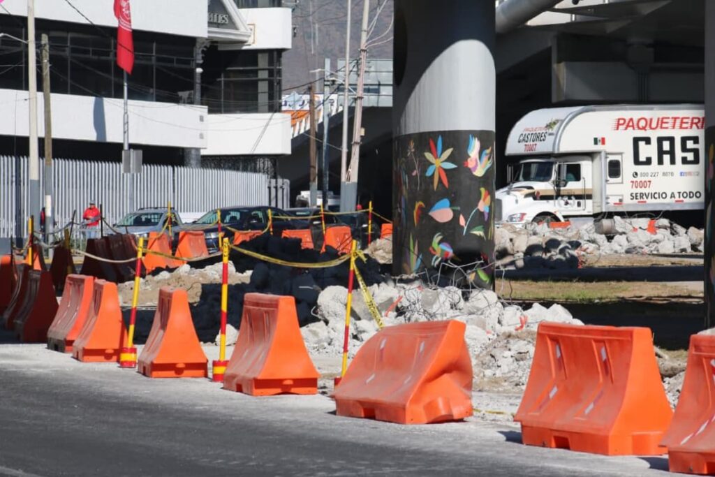 Señalización y rutas de transporte público alrededor de la glorieta 24 horas 